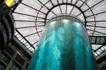 世界最大独立圆柱体水族馆爆裂(世界最大独立圆柱体水族馆爆裂视频)