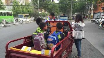 河南一小学禁止骑三轮接孩子(河南一小学禁止骑三轮接孩子)